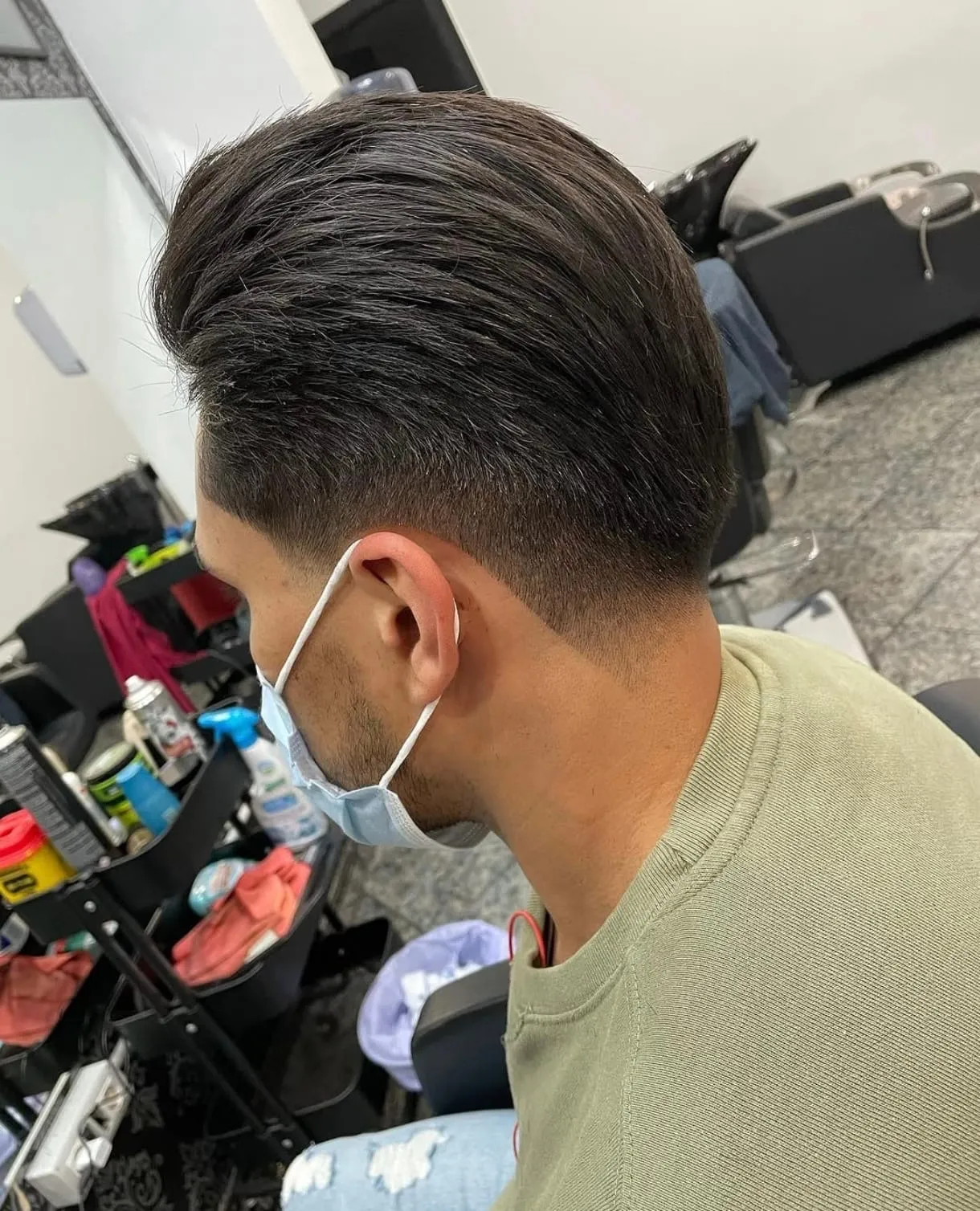 Trabajo de tijera y peine por peluquero experto