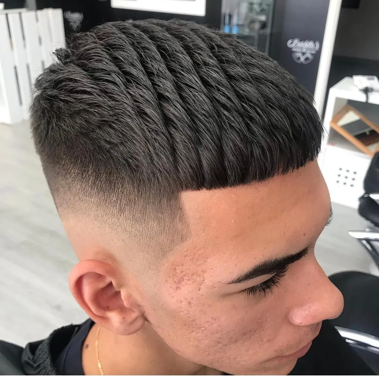 Tratamiento con toalla caliente en barbería